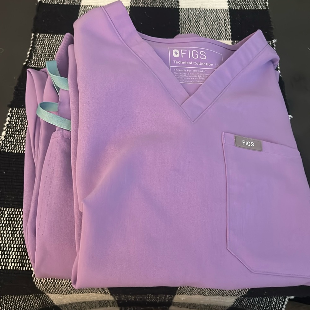 Lavender figs scrubs. High wasted jogger bottoms. Top and pants both xxs
